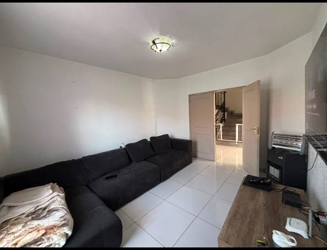 4 BEDROOM HOUSE FOR SALE IN HELDERWYK